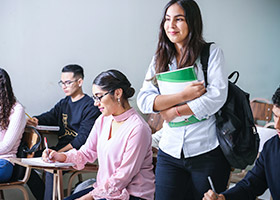 Estudiante revisando con su asesora la carta de aceptación y el seguro médico