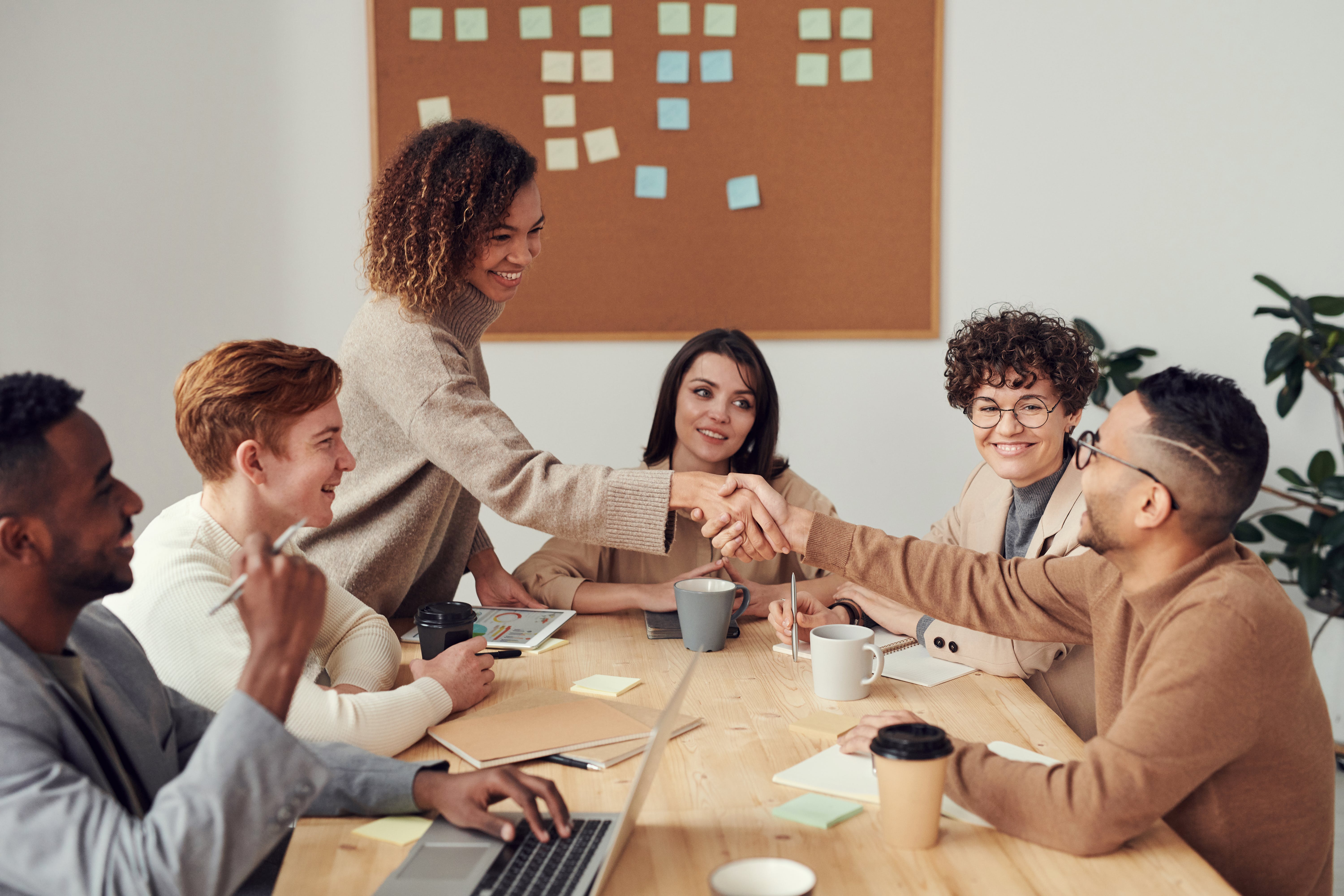 Equipo de trabajo en una oficina de Dublín donde se realizan pasantías profesionales